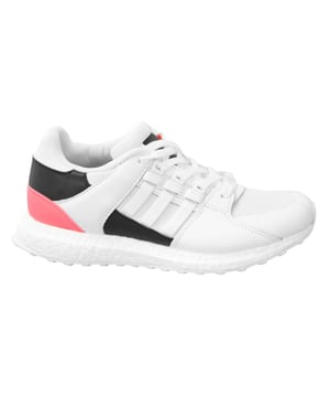 El equipo se lanzó por primera vez en los años 90 y fue el plan para muchos zapatos por venir. Este soporte de EQT utiliza la estética despojada del modelo original y lo lleva al futuro. La parte superior blanca, beige y gris primeknit y una construcción de una pieza de una pieza con costillas de punto son detalles de adidas firmantes. Para una mejor transpirabilidad, se usó el revestimiento de malla, así como el cloque de Ortholite® para una mejor comodidad. La entresuela EVA blanca con el sistema integrado Torsion® reúne con liviano y amortiguación, lo que hace que el EQT sea un gran zapato de rendimiento. Terminando el zapato son las icónicas 3 rayas en blanco y negro.