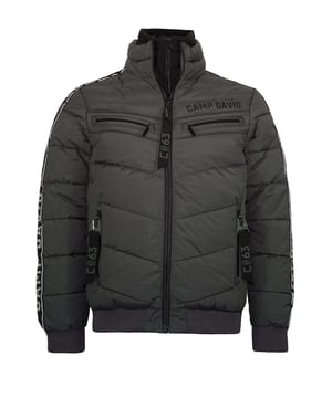 Deze combinatie van gewatteerd jack en blouson voor heren is ideaal voor koudere dagen. Het heeft een normale pasvorm die veel bewegingsvrijheid en comfort biedt. Het jack heeft een hoge opstaande kraag met een extra kraaginzet die kan worden gesloten met een aparte rits - de perfecte bescherming tegen wind en kou. Het jack zelf kan ook worden gesloten met een rits. De geribde boorden aan de mouwen en zoom voorkomen dat de jas afzakt en de kou binnendringt. Kleine spullen kunnen worden opgeborgen in de vier ritszakken. De opgenaaide logobanden op de mouwen geven het jack een visueel accent. Het ontwerp wordt afgerond door de labelprint op de borst en de coole ritslabels.