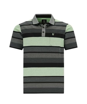 Das Hajo-Poloshirt für Herren kombiniert ein klassisches Design mit modernen Details und ist damit die ideale Wahl für den modebewussten Mann. Das kurzärmelige Poloshirt verfügt über einen eleganten Polokragen und eine praktische Knopfleiste für einen traditionellen und zugleich modernen Look. Das Highlight ist das feine Streifenmuster, das dem Hemd eine dynamische Note verleiht und es von anderen Poloshirts abhebt.  Eine kleine Brusttasche mit dezenter Logostickerei sorgt nicht nur für Funktionalität, sondern auch für einen Hauch von Raffinesse. Das aus hochwertigen Materialien gefertigte Poloshirt garantiert nicht nur Langlebigkeit, sondern auch außergewöhnlichen Komfort. Die reguläre Passform sorgt für einen bequemen Sitz, der viel Bewegungsfreiheit bietet, ohne zu locker oder zu eng zu sein.  Ob für einen legeren Tag im Büro, einen entspannten Nachmittag auf dem Golfplatz oder ein Treffen mit Freunden - dieses Polo von Hajo ist die perfekte Wahl. Es lässt sich problemlos mit Jeans, Chinos oder Shorts kombinieren und ist damit ein echter Allrounder für jeden Kleiderschrank. Ein Muss für alle, die Wert auf Qualität, Komfort und Stil legen.