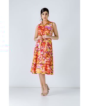 Mouwloze jurk met meerkleurige print van geweven popeline-katoen. Kraag en sluiting vooraan tot aan de zoom met decoratieve knopen in schelpstijl. Decoratieve rode geperforeerde vlecht onder de schouders voor en achter en 19 cm van de zoom. Naaddetail vooraan. Darts bij de buste. Riem in dezelfde stof, 5cm breed, met plooien onderaan voor en achter. 2 binnenzakken vooraan. Ons model is 172cm en draagt maat 36/S. Afmetingen voor maat 36 (in cm): Schouder -34; Borst-42; Taille-36; Onderkant-68; Lichaamslengte-112. 100% KATOEN