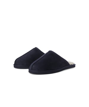 Warme pantoffels van het merk Jack & Jones. De pantoffels zijn gevoerd met namaakbont en hebben daardoor een heerlijk warm draagcomfort.  Merk: Jack & JonesModelnaam: Dudely Microfiber PantoffelCategorie: heren instappersMaterialen: polyesterKleur: blauw