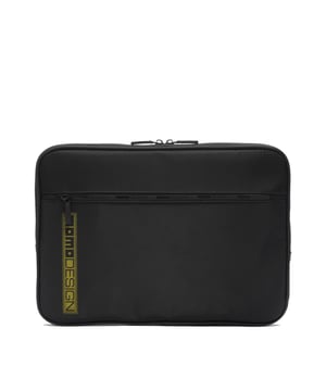 Bolso de mano para hombre. El cierre es con cremallera. Los bolsillos internos son uno con cremallera. Los bolsillos externos son uno frontal con cremallera. Falta la correa para el hombro. Falta el mango. Hay un compartimento interno. El material exterior es 100% Poliuretano. Internamente está forrado en poliéster. Medidas: 26x36x2 cm. Producto de moda