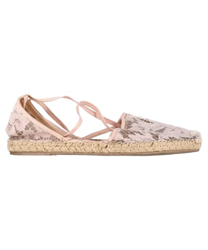 VINTAGE, UVP WIE NEU  
Die Valentino Garavani Floral Lace Self-Tie Espadrille Flats aus rosa Polyester sind eine zarte und elegante Schuhwahl, die Romantik und Raffinesse perfekt kombiniert. Hergestellt aus weichem rosa Polyester, verfügen diese Ballerinas über ein wunderschönes florales Spitzenmuster, das einen femininen Touch und filigrane Details hinzufügt. Die selbstbindenden Knöchellaschen ermöglichen eine anpassbare Passform und verleihen dem Design ein verspieltes, schickes Element. Die klassische Espadrille-Sohle bietet sowohl Komfort als auch Stil und macht sie ideal für lässige Ausflüge sowie für elegantere Looks. Ob kombiniert mit einem Sommerkleid oder maßgeschneiderten Shorts, diese Valentino Garavani Flats bringen einen frischen, eleganten Akzent in Ihre Garderobe.  

Valentino Garavani Floral Lace Self-Tie Espadrille Flats aus rosa Polyester  

Zustand: Sehr gut  
Gebrauchsspuren: Geringe Gebrauchsspuren  
Verpackung: Keine  
Farbe: Rosa | pink  
Material: Polyester  
Größe: EU | 37/UK4/US6.5  
Maße: Innenlänge: 260  
SKU: NAPPUGBSH444523W