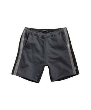 Diese Sweatshorts für Männer sind ein bequemes Basic für jeden Tag. Der elastische Bund passt sich der Körperweite an. Sie hat zwei seitliche Eingrifftaschen und eine Gesäßtasche. Das Colorblock-Design wird durch die aufgenähten Bänder mit Label-Print abgerundet.