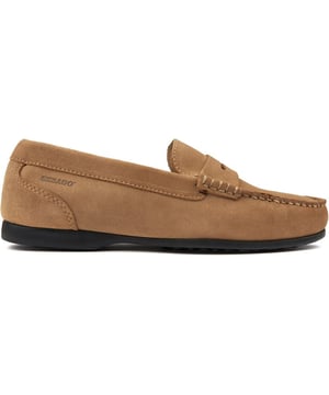 Pisa con estilo con los mocasines Sebago Byron. Confeccionados con suave ante, estos mocasines cosidos a mano son la manera perfecta de añadir un toque refinado a tu look. Estas zapatos inspirados en los penny loafer ofrecen un atractivo atemporal con opciones de estilo contemporáneo. Ya sea que te dirijas a la playa o salgas a la ciudad, los Sebago Byron te permiten disfrutar de la nueva temporada con lujo en calzado.
