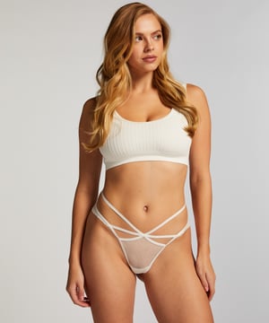 De perfecte combi van mesh en kant! Voel je zelfverzekerd in deze sexy Joy brazilian. De brazilian is te combineren met de bijpassende bh.
