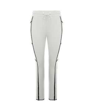 Leggings Ellesse Ettore para mujer en color blanco roto: un complemento versátil y elegante para tu vestuario deportivo e informal que combina comodidad y estilo sin esfuerzo. Con su elegante color blanco roto, su ajuste cómodo y su encanto deportivo, los leggings Ettore de Ellesse están listos para elevar tu rutina de fitness y tus looks athleisure.

Características principales:

 Diseño elegante:  Los leggings Ettore de Ellesse presentan un diseño elegante y discreto que ofrece una base versátil para varios conjuntos de ropa activa e informal.

 Color blanco roto: El color blanco roto añade un toque de sofisticación y combina sin esfuerzo con una gran variedad de tops y capas.

 Tejido cómodo:  Confeccionados con materiales cómodos y elásticos, los leggings proporcionan una sensación suave y flexible contra la piel, garantizando la comodidad durante los entrenamientos y el uso diario.

 Atractivo deportivo:  El diseño deportivo de los leggings, combinado con su silueta ajustada, contribuye a su encanto atlético.

 Logotipo icónico:  El logotipo de Ellesse aparece a menudo en los leggings, representando la herencia de ropa deportiva de la marca y su compromiso con la calidad.

 Silueta ajustada:  La silueta ajustada abraza los contornos de tu cuerpo, creando un look favorecedor y seguro.

 Cintura elástica:  La cintura elástica ofrece un ajuste seguro y garantiza que los leggings permanezcan cómodamente en su sitio durante el movimiento.

 Evacuación de la humedad:  Muchos leggings están diseñados con propiedades que absorben la humedad, ayudando a mantenerte seco y cómodo durante los entrenamientos.

 Rendimiento versátil:  Los leggings Ettore son adecuados para una amplia gama de actividades, desde yoga y pilates hasta running y ejercicios de cardio.

 Estilo urbano contemporáneo:  Con su diseño contemporáneo y su encanto deportivo, los Leggings Ettore se adaptan a las personas que valoran tanto la comodidad como el estilo en su ropa activa e informal.
