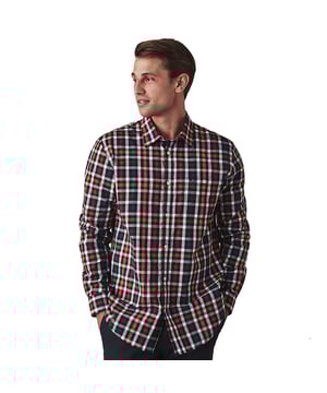 Refresh your shirt collection for the cooler months, with our poplin shirt in navy,red,white. Cut from  100% cotton in a classic fit, this button down has complementary embroidery on the chest and hanger loop. Team with chinos and desert botts for a timeless autumn ensemble.