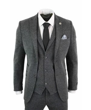 Slank, stijlvol en verfijnd, zie er fantastisch uit met dit premium 3-delige tweedpak in antracietgrijs. Een vintage ontwerp gedragen door de Shelby-broers van de Peaky Blinders-gang, dit retro tweed Peaky Blinders-pak is gemaakt van een luxe Italiaanse wolmix, wat zorgt voor een prachtig getailleerde pasvorm, tussen slim en regulier, die lichtgewicht en comfortabel is. Compleet met blazer, vest en broek, zorgt dit pak ervoor dat je er overal scherp en elegant uitziet, ongeacht de gelegenheid of het evenement. Een langdurige mode-icoon die teruggaat tot de 19e eeuw, dit vintage tweedpak is een perfecte aanvulling op de garderobe van elke man, een slimme en verfijnde outfit voor wanneer je dat extra beetje stijl en klasse nodig hebt.