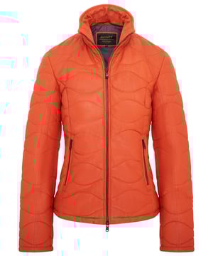 Experimente la combinación perfecta de sofisticación y practicidad con nuestra chaqueta acolchada de cuero para mujer Infinity Signature Range. Confeccionada con cuero napa de oveja de primera calidad, esta chaqueta presenta un innovador acolchado aislante y líneas de acolchado de guiones horizontales escalonados para una calidez superior y un estilo atemporal. Diseñada con la funcionalidad en mente, cuenta con una cremallera UMZ expuesta, cuello alto, para mayor comodidad. Los bolsillos calientamanos con cremallera brindan calidez, mientras que el interior completamente forrado en algodón con dos bolsillos verticales con cremallera y un bolsillo para el teléfono garantiza comodidad. Esta chaqueta redefine la elegancia y la durabilidad, lo que la convierte en una adición esencial a su guardarropa. Características principales: Cuero napa de oveja de primera calidad para una suavidad lujosa. Acolchado aislante para mayor calidez y estilo. Cremallera UMZ expuesta y cremallera inteligente en el cuello para detalles únicos. Puños con ribete elástico para mayor comodidad y protección. Dos bolsillos calientamanos con cremallera y dos bolsillos interiores. Interior completamente forrado en nailon con dos bolsillos con cremallera y un bolsillo para el teléfono. Diseño atemporal perfecto para un estilo versátil.