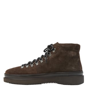 Entdecke den coolen William High Top Sneaker in Schwarz! Mit hochwertigem Calf-Obermaterial und Memoryfoam im Innenfutter bietet dieser Sneaker individuellen Komfort und ein bequemes TragegefÃhl. Das klassische Design mit Retro-Cupsole verleiht dem Schuh einen Hauch von Nostalgie. Perfekte Kombination aus Komfort und Stil fÃr deine Schuhkollektion. Jetzt erhÃltlich!