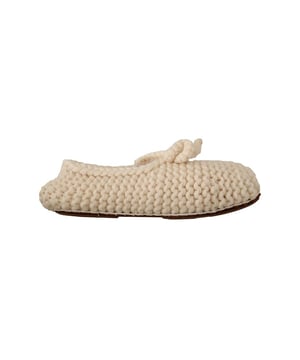 Marca: Dolce & Gabbana.
  Modelo: Bailarinas.
  Color: Blanco.
  Material: Lana.
  Suela: Cuero.
  Detalles del logotipo.
  Alta calidad y comodidad.
  Fabricado en Italia.