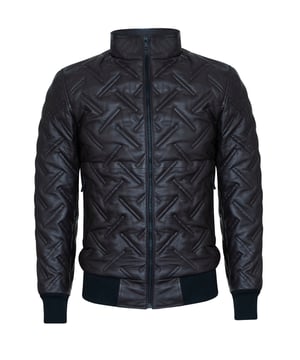 Introductie van onze langverwachte Infinity Signature Range, die twee jaar toegewijd vakmanschap en innovatie vertegenwoordigt. Ons nieuwste aanbod, het leren bomberjack, belichaamt luxe en functionaliteit. De unieke afwisselende diagonale quiltsteken zijn gemaakt van hoogwaardig schapennappaleer en zorgen voor zowel stijl als warmte. De gestroomlijnde UMZ-rits die doorloopt tot aan de opstaande kraag voegt een modern tintje toe, terwijl ribgebreide randen aan de zoom en manchetten warmte afdichten. Met twee handwarmerzakken met ritssluiting in de taille en drie binnenzakken in de met satijn gevoerde binnenkant, waarvan twee met ritssluiting voor de veiligheid en één met klittenband voor je mobiele telefoon, komen gemak en verfijning samen. Bereid je voor om je garderobe naar een hoger niveau te tillen met het toppunt van elegantie en kwaliteit. Belangrijkste ontwerpkenmerken: Nauwgezet vakmanschap en innovatie: Twee jaar toegewijd vakmanschap en innovatie zijn besteed aan het creëren van dit opmerkelijke jack. Premium schapennappaleer: gemaakt van het beste schapennappaleer voor kwaliteit en duurzaamheid. Strakke UMZ-rits en ribgebreide afwerking: de UMZ rits en ribgebreide afwerking voegen stijl toe en zorgen voor warmte. Meerdere zakken: met meerdere externe en interne zakken voor gemak en veiligheid. Luxe satijnen gevoerde binnenkant: de satijnen gevoerde binnenkant voegt een vleugje luxe toe, met doordachte designelementen voor extra functionaliteit