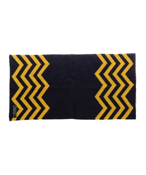 Cuello Neckwarmer.
Accesorio moderno esencial.
Como una alternativa contemporánea y funcional a un pañuelo,o como un calentador de cuello en los días fríos.
Diseño tubular pull-on.
Logo bordado.
 Medidas: 45 x 23 cm
 Composición: 50% Lana, 50% Acrílico
 Cuidados:
Lavar a mano.