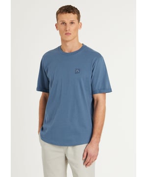 Das Brody ist ein T-Shirt mit normaler Passform, abgerundetem Saum, peached Stoff und unseren charakteristischen CHASIN'-Details.