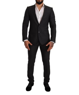 Traje 100% Auténtico Dolce & Gabbana  
Modelo: MARTINI  
Estilo: Traje de dos piezas con un solo botón; incluye blazer y pantalones  
Color: Gris  
Cierre: Cierre de dos botones  
Ajuste: Ajuste slim  
Dos bolsillos interiores  
Una abertura trasera  
Cierre de cremallera de pantalón de 3 vías  
Detalles del logo  
Hecho en Italia  
Material: 100% Lana  
Forro: 51% Acetato 49% Rayón