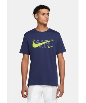 Das Nike NSW Tee Air-Modell eignet sich perfekt für das alltägliche Styling. Das T-Shirt zeichnet sich durch einen schlichten Schnitt aus, der sich nicht zu stark an die Silhouette schmiegt, kurze Ärmel und einen Stehkragen. Es besteht aus einem festen Material, das vollständig aus Baumwolle besteht und garantiert gute Atmungsaktivität und angenehme Weichheit. Das kontrastierende Branding auf der Vorderseite macht dieses Modell auch mit klassischen Hosen und minimalistischen Sneakers zu einem attraktiven Set!