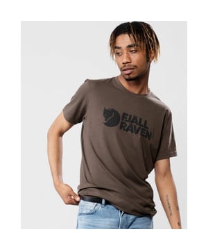 Short-sleeved t-shirt in a sustainable jersey knit that combines the softness of organic cotton with the functionality and durability of recycled polyester. Wicks away moisture and dries quickly, making it extra comfortable in warm climates. Round neckline and printed with the Fjällräven logo on the front.
&nbsp;