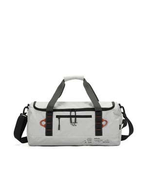 Bolsa de viaje unisex. El cierre es con cremallera. Los bolsillos internos son uno abierto. Los bolsillos externos son uno frontal con cremallera. La bandolera es ajustable y extraíble en tejido. Falta el mango. Hay un compartimento interno. El material exterior es poliéster. Internamente está forrado en poliéster. Medidas: 49x25,5x25,5 cm. Producto de moda