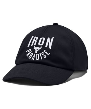 La gorra negra Under Armour Project Rock para hombre es un accesorio elegante y funcional que forma parte de la colección de colaboración entre Under Armour y Dwayne "The Rock" Johnson. Esta gorra está diseñada no sólo para proteger del sol, sino también para mostrar la marca Project Rock, que simboliza la fuerza, la determinación y el compromiso con el fitness y la excelencia.

Características principales:

 Colaboración Project Rock:  Como parte de la colección Project Rock, esta gorra encarna el espíritu de la búsqueda incesante y el rendimiento, en línea con la filosofía de fitness de Dwayne Johnson.

 Color negro clásico: El color negro de la gorra es versátil y atemporal, por lo que es fácil de combinar con diversos atuendos.

 Corona estructurada:  La corona estructurada mantiene su forma y proporciona un aspecto elegante y estilizado.

 Logotipo del toro de Project Rock bordado:  El icónico logotipo del toro Project Rock está bordado de forma prominente en la parte delantera de la gorra, mostrando tu dedicación a superar tus límites.

 Cinta para el sudor que absorbe la humedad:  La banda para el sudor incorporada ayuda a expulsar la humedad de la frente, manteniéndote cómodo y evitando que el sudor te entre en los ojos durante los entrenamientos o las actividades al aire libre.

 Cierre ajustable: La correa ajustable en la parte posterior le permite personalizar el ajuste al tamaño de su cabeza, garantizando una sensación segura y cómoda.

 Visera curva:  La visera curvada proporciona sombra y protección contra el sol a la vez que añade un toque deportivo al diseño de la gorra.

 Logo Under Armour:  El logotipo de Under Armour aparece discretamente en el lateral, representando el compromiso de la marca con la calidad y el rendimiento.

 Diseño transpirable:  La gorra está diseñada con orificios de ventilación para favorecer la circulación del aire, ayudando a mantener la cabeza fresca, especialmente cuando hace calor.