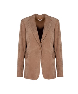 Este sencillo diseño hace que nuestra chaqueta sea extremadamente versátil y fácil de estilizar, perfecta tanto para ocasiones formales como para el uso diario, añadiendo elegancia a cualquier conjunto.

La construcción de un solo botón le da a la chaqueta un aspecto clásico que nunca pasa de moda, asegurando un look ordenado y elegante que combina bien con una variedad de estilos.

Abrochada con botón, la chaqueta no solo resalta el carácter de marca, sino que también añade un toque sutil y lujoso que atrae la mirada y demuestra atención por los detalles.

En las mangas y en la parte trasera, las aberturas aseguran libertad de movimiento y comodidad al llevarla, mientras que añaden un aspecto moderno y elegante que se destaca en la multitud.

En el cuello, un detalle de la marca añade unicidad y habla de la alta calidad de la fabricación, subrayando el prestigio de la marca.

Hecha de tela de alta calidad, la chaqueta garantiza durabilidad y comodidad, manteniendo al mismo tiempo un look elegante durante mucho tiempo, lo que la convierte en una inversión para años.

Producida en Italia, la chaqueta refleja la excelencia de la artesanía italiana, combinando tradición, precisión y la más alta calidad de fabricación, lo que la convierte en un elemento único en el guardarropa.