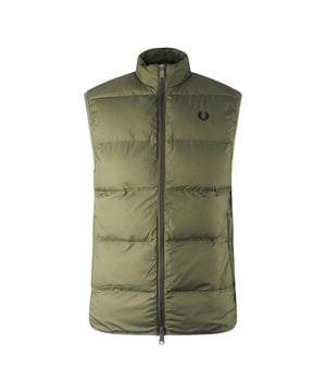 Fred Perry geïsoleerd gewatteerd uniform groen giletjack. Blijf warm en stijlvol in de Fred Perry groene bodywarmer. Deze luxe groene bodywarmer is gemaakt van lichtgewicht, geïsoleerde stof die warmte vasthoudt en beschermt tegen de elementen. Geef stijl niet op voor comfort, maar maak een statement. 100% polyester, centrale ritssluiting. Slim-fit, J4566 Q55 geïsoleerde bodywarmer. Merklogo op de borst en achterkant van de kraag. Stijl: J4566 Q55