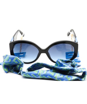 Género: Mujer
Color principal: Negro
Color del marco: Negro
Material del marco: Plástico
Color de lentes: Azul
Material de lentes: Plástico
Categoría de filtro: 2
Efecto de lentes: Gradiente
Protección: 100% UVA & UVB
Ancho de las lentes: 56
Altura de las lentes: 51
Ancho del puente: 17
Ancho del marco: 140
Longitud de las sienes: 140
Estilo: Ronda
Estilo de llantas: Llanta completa
Bisagra de resorte: No
Extra: Cadena de gafas
El envío incluye: Estuche originalsa de gafas original, documentación, paño de limpieza
Country: China