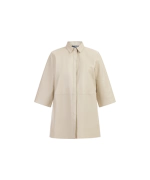 De look is elegant en clean, wat dit leren overhemd van DreiMaster Vintage tot een modieuze musthave maakt. Het boterzachte lamsleer heeft een licht uitlopende pasvorm met overhemdkraag, halflange mouwen en een verborgen knoopsluiting. Perfect met een strakke broek, laarzen of laarzen.  Leren overhemd