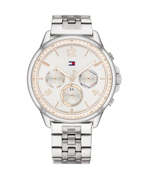 Este reloj Tommy Hilfiger Harper Multi Dial para mujeres es la pieza perfecta para usar o regalar. Su caja redonda de 38 mm en plata, combinada con el cómodo acero inoxidable plateado, garantiza que disfrutes de esta impresionante pieza sin ningún compromiso. Funciona con un movimiento de cuarzo de alta calidad y es resistente al agua hasta 3 bares, por lo que tu reloj seguirá funcionando. Este elegante y práctico reloj es perfecto para todas las ocasiones. Es un gran regalo para tus familiares y amigos. El reloj cuenta con una función de calendario: Día-Fecha, manecillas luminosas, pantalla de 24 horas. Correa de acero inoxidable plateado de alta calidad con una longitud de 19 cm y un ancho de 17 mm, con cierre desplegable con botón de presión. Diámetro de la caja: 38 mm, grosor de la caja: 8 mm, color de la caja: plata y color de la esfera: plata.