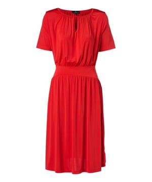 Deze prachtige zomerjurk van jersey straalt met zijn korte mouwen en een subtiel splitdetail bij de ronde hals. De gerimpelde taillenaad flatteert het vrouwelijke silhouet perfect. Met een losse pasvorm en een aansluitende taille vloeit deze jurk uit tot een wijde zoom net onder de knie. Gemaakt van zachte jersey stof, biedt deze jurk comfort en draaggemak. De warme rode tint geeft een feestelijke touch, ideaal voor speciale gelegenheden. Voor een geraffineerde look combineer je deze jurk met een lange trenchcoat in chic bruin, perfect voor warmte en elegantie tijdens koelere seizoenen. Ervaar het plezier van het dragen van deze schitterende rode creatie!