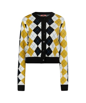 Terugkeer van de diamant! Het Schotse Argyle-patroon is een echte klassieker, populair voor golf, schooluniformen of sokken. Ook het patroon evergreen is erg populair bij myMo ROCKS. Het zachte vest in een contrasterende kleurenmix is ​​gemaakt van een viscosemix, heeft een klassieke snit en is afgewerkt met effen geribde manchetten. Met stevige bikerlaarzen creëer je een casual break in stijl.  Vest