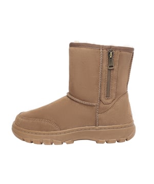 Of je nu boodschappen doet, een winterwandeling maakt of buiten geniet van een sneeuwdag, deze Starling Outdoor Boots zijn de perfecte metgezellen. Laat het winterweer je er niet van weerhouden om ten volle van het leven te genieten! Beschrijving: Bovenwerk van koeiensuède Warme voering van schapenvacht Zachte binnenzool van schapenvachtwol TPR-zool Technologieën: Water & Vlekbestendig bovenwerk Slipvaste buitenzool