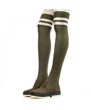 Botas de plataforma de caña alta para mujeres. Ajuste cómodo. Hechas con materiales veganos. Fabricadas por otras marcas para nuestra marca. Medidas aproximadas: plataforma de 3 cm, altura de caña de 58 cm y ancho de caña de 7 cm.