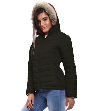 Maak kennis met het Kruze Dames Pufferjack, een perfecte mix van stijl, warmte en functionaliteit voor koud weer. Dit lichte jack heeft een volledige ritssluiting voor gemakkelijk dragen en is voorzien van een afneembare capuchon met luxe imitatiebontkraag, die een vleugje verfijning toevoegt aan je winterlook. Handige details zoals zijzakken met ritssluiting bieden veilige opbergruimte voor je essentials, terwijl de geribde, geplooide stretch zijpanelen een flexibele pasvorm bieden die met je meebeweegt. Met het veelzijdige ontwerp en de hoogwaardige materialen houdt deze puffer je warm en stijlvol, zelfs op de koudste dagen.