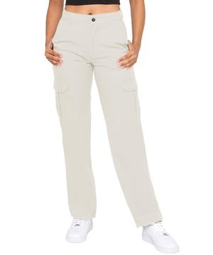 Vaqueros cargo de mezclilla Enzo para mujer. Pierna recta, ajuste regular. 2 bolsillos delanteros oblicuos. 2 bolsillos laterales tipo cargo con cierre de velcro. 2 bolsillos traseros. Cierre con cremallera. Ideal para ropa informal o de trabajo.