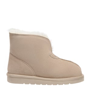 De Owl Ankle Slipper is er om je voeten gezellig en warm te houden en biedt volledige bedekking van enkel tot teen. Deze pantoffel omarmt het luxueuze comfort van Australische schapenvacht en omhult je voeten met pure weelde. Dit paar heeft een opvouwbare pluizige kraag waardoor je ze thuis als pantoffels kunt dragen of de kragen eenvoudigweg kunt opvouwen tot een paar stijlvolle enkellaarsjes. Beschrijving: Suède bovenwerk Voering van schapenvachtwol Binnenzool van schapenvachtwol EVA-zool Technologieën: Antislip EVA-buitenzool