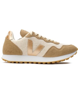 Blauwe Veja Sdu Rec J-mesh Vegan Veterschoenen in Hardloopstijl Zijn Gemaakt In Brazilië Van Ecologische En Duurzame Materialen. Ze Hebben Een Vegan Bovenkant, Een Voering Van Biologische Katoen, J-mesh En Een Uitgebreide PU- En Biologische Katoenen Binnenzool. Het Contrasterende V-logo Aan De Zijkant En De Geperste Branding Op De Tong Toont Het Vegan Veja DNA.