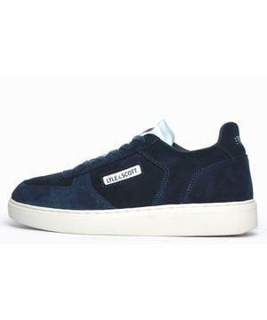 Lyle & Scott is gemaakt met een bovenwerk van premium suèdeleer en levert designerlooks met deze McMahon-sneakers. Ontworpen met een contrasterende witte tong met de iconische Lyle & Scott-adelaar en een duurzame witte rubberen zool, zorg ervoor dat je deze zomer trendy looks krijgt. Met lichte perforaties in het teenpaneel voor ademend vermogen en overlays voor extra ondersteuning, zijn deze sneakers een must-have voor dagelijks gebruik. - Bovenwerk van premium suède - Stevige vetersluiting - Comfortabel voetbed en voering - Gewatteerde tong, hiel en enkelkraag - Lyle & Scott-branding