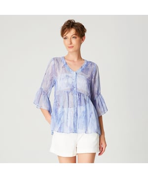 Dieses Rüschenhemd hat ausgestellte Tulpenärmel und ein großzügiges Trapezvolumen. Es hat einen minimalistischen Druck auf transparentem Musselin. Dieses bequeme und leichte Kleidungsstück ist stilvoll genug für einen Sommercocktail, passt aber auch zu den legeren Wochenendausflügen. Tragen Sie es zu Jeans und Sneakers oder High Heels.
Einzelheiten zum Produkt
- Form: Trapez
- Länge: 65 cm
- Ärmel: 3/4 Tulpe
- Ausschnitt: V-förmig
- Geknöpfte Mitte vorne
