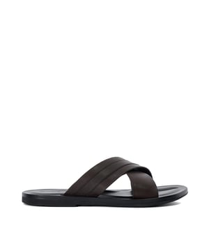 The perfect combination of comfort and style Frankos have been designed with a comfort footbed making them the ultimate go-to warm weather style. Crafted from soft premium leather this timeless sandal features cross over leather straps and can be dressed up or down. This versatile sandal has been designed to look equally stylish by the pool... or pounding pavements.