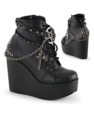Sin complejos en su estilo, estas botas de cuña Demonia Poison 101 son perfectas para aquellas que no tienen miedo de hacer alarde de su estilo. Fabricadas con parte superior de cuero vegano negro de primera calidad, estas botas hasta el tobillo son elegantes y atrevidas y cuentan con amplios detalles góticos, con tachuelas metálicas alrededor de las correas de las botas que están unidas a un pentagrama metálico en la parte delantera del zapato. Otras tachuelas piramidales en la parte trasera de la bota y los dijes extraíbles de cruz, calavera, rayo y alfiler de seguridad que cuelgan de la cadena de metal completan el estilo de esta bota. Personaliza y ajusta esta bota hasta que encuentres tu ajuste y estilo personal y libérate de lo aburrido y mundano. Con un tacón de cuña de 5", esta bota exige atención y el forro interior y el acolchado garantizan que puedas lucir lo mejor posible todo el día, todos los días con tus botas Demonia.