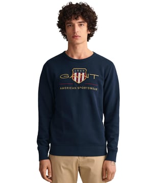 Con un logotipo de escudo inspirado en los archivos con un atractivo retro, esta sudadera combina nuestra herencia preppy con ropa urbana contemporánea. Confeccionada en una mezcla de algodón súper suave, esta sudadera de punto está hecha para usarla durante todo el año.