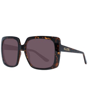 Las gafas de sol Guess GF6142 52F con degradado marrón-negro tienen una montura cuadrada de gran tamaño que transmite una sensación de elegancia atemporal. La montura está hecha de acetato de alta calidad, conocido por su durabilidad y ligereza, lo que garantiza una comodidad duradera durante todo el día. Las patillas finas incorporan el logotipo de Guess para dar un toque de sofisticación.