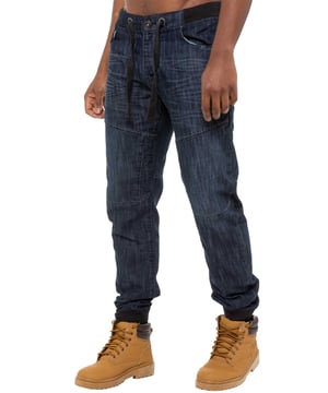 Enzo Herren-Joggerjeans mit Bündchen. Gedrucktes Branding auf der Vorder- und Rückseite. Knöpfe, Nieten und Besätze mit Markenzeichen. Gesamtprofil genäht, Knitterfalten auf Vorder- und Rückseite. Baumwollmischung, geschnittene und genähte Verkleidungen. Verstellbare Kordelzüge in der Taille.