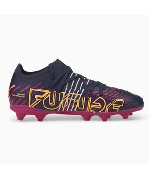 De Puma Z 3.2 FG/AG Kids Purple voetbalschoenen zijn de perfecte keuze voor jonge voetballiefhebbers die hun spel willen verbeteren op zowel stevig natuurgras (FG) als kunstgras (AG). Deze voetbalschoenen zijn ontworpen met de focus op prestaties, comfort en stijl, zodat jonge spelers met vertrouwen en flair kunnen spelen. Hier volgt een beschrijving van de belangrijkste kenmerken die je van deze voetbalschoenen kunt verwachten:

 Dual-Surface Veelzijdigheid:   De FG/AG buitenzoolconfiguratie biedt uitstekende tractie en stabiliteit op zowel natuurgrasvelden als moderne kunstgras ondergronden. Deze veelzijdigheid zorgt ervoor dat jonge spelers op hun best kunnen presteren, ongeacht het speelveld.

 Duurzame constructie:   Puma's toewijding aan duurzaamheid betekent dat deze schoenen gemaakt zijn om de eisen van ruw spel en veelvuldig gebruik te weerstaan, zodat ze lang betrouwbaar en ondersteunend blijven.

 Comfortabele pasvorm:   De laarzen zijn ontworpen voor een goede en comfortabele pasvorm voor jonge voeten. De nauwsluitende pasvorm voorkomt onnodige beweging in de laars en vermindert het risico op blaren en ongemak tijdens het spelen.

 Lichtgewicht ontwerp:   Puma begrijpt het belang van lichtgewicht schoeisel voor jonge spelers. De lichtgewicht constructie van de schoenen helpt wendbaarheid en snelheid te verbeteren, zodat kinderen snel en vrij kunnen bewegen op het veld.

 Balcontrole technologie:   Het bovenwerk kan zijn voorzien van Puma's innovatieve balcontroletechnologieën, zoals GripControl of andere gespecialiseerde coatings, om de grip en controle op de bal te verbeteren, zodat jonge spelers hun vaardigheden kunnen verbeteren.

 Opvallende paarse kleurstelling:   De Kids Purple colourway voegt een vleugje stijl toe aan de schoenen, waardoor ze visueel aantrekkelijk en opwindend zijn voor jonge voetballers.