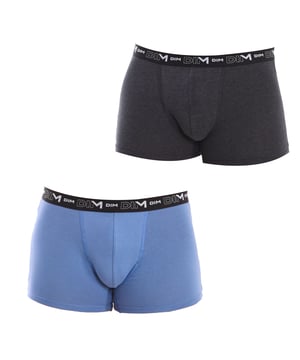 Pack de dos bóxers Cotton Streech.
Cinturilla de goma elástica.
Detalle del nombre de la marca bordado consecutivamente, en la cinturilla.
Tejido transpirable.
Frontal anatómico con capacidad de sujetar sin apretar.
Costuras vistas a tono.
 Composición: 96% Algodón, 4% Elastano
 Cuidados:
Lavar a temperatura máx. 40º.
- No usar lejía.
- No usar secadora.
- No planchar.
- No lavar en seco.