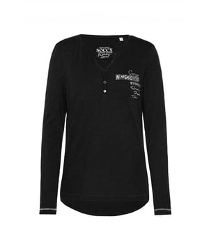 Dit damesshirt met lange mouwen is een must-have basic voor je garderobe en heeft veel mooie details. Het heeft een licht getailleerde snit en is gemaakt van hoogwaardig materiaal. Het shirt heeft een henley-halslijn met een opengewerkte rand. De zoom is langer en afgerond aan de achterkant. De vlamgarenstructuur en de speciale kleuring aan de binnenkant zorgen voor een geweldig kleureffect. De grote print op de achterkant en de kleinere print op de borst worden geaccentueerd met metallic elementen. De borstzak met paillettenrand is een bijzondere visuele highlight. Naden van glittergaren ronden het ontwerp perfect af.