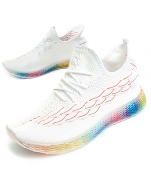 Sneaker para mujer. Calce cómodo. Plantilla acolchada. Suela antideslizante. Cosido reforzado. Fabricado por otras marcas para nuestra marca.