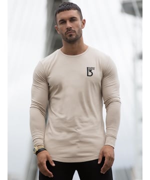 Herren-Designer, Rundhalsausschnitt, Langarm-T-Shirt, Muscle Fit, gebogener Saum. Stickerei auf der Brust. Maschinenwaschbar.