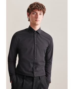 Maskuline Ästhetik: Das Business Hemd von Seidensticker erweitert Ihre Garderobe um einen hochwertigen Look, der den Geist der Zeit trifft. Die Webart Popeline aus 100% Baumwolle ist mit hoher Dichte gewebt und daher extra widerstandsfähig, was sie perfekt für pflegeleichte Business-Outfits macht. Als X-Slim ist das Business Hemd enganliegend und besonders figurbetont. Das Uni-Muster mit Patch in Kragen und Manschetten macht es zu einem absoluten Must-have. Balanceakt zwischen Klassik und Moderne: das smarte Seidensticker Hemd. Bei diesem Langarm-Business Hemd werden Stilsicherheit und Eleganz besonders hervorgehoben. Es wird durch weitenverstellbare Manschetten abgerundet. Durch den Kentkragen wird der universelle Business-Charakter besonders hervorgehoben.